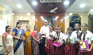 इंटर आर्ट्स में अच्छा प्रदर्शन करने के लिए DHANBAD उपायुक्त ने किया सम्मानित