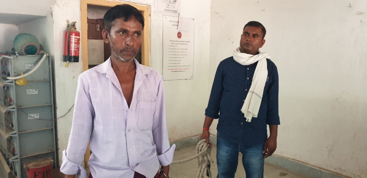 किराना दुकान और घर पर अलग-अलग छापामारी, 4 किलो 800 ग्राम गंजा के साथ दो गिरफ्तार