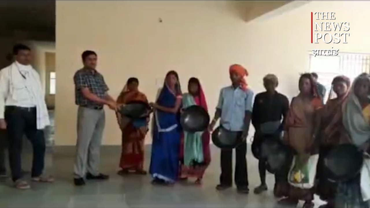 आदिम जनजाति बिरहोर के बीच बांटी गई लोहे की 300 कड़ाही, बेहतर स्वास्थ्य के उद्देश्य से प्रशासन की पहल