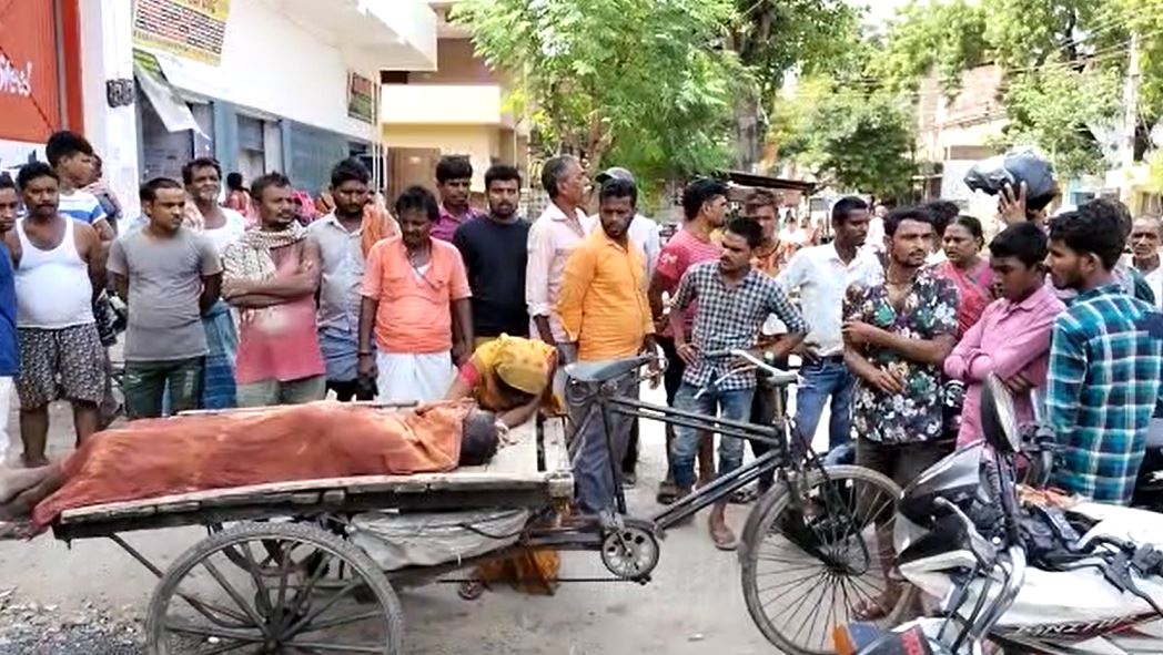 जख्मी पिता को ठेला से दो किलोमीटर दूर अस्पताल पहुंचाने की दर्दनाक खबर जानकर हैरान रह जाएंगे आप