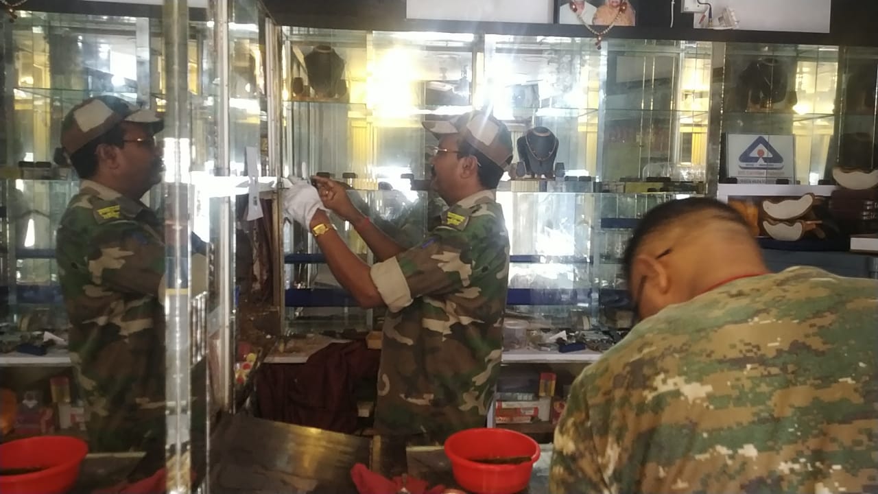ज्वेलर्स दुकान में चोरों ने लाखों के चांदी के गहनों पर किया हाथ साफ, फिंगर प्रिंट एक्सपर्ट की मदद ली जा रही