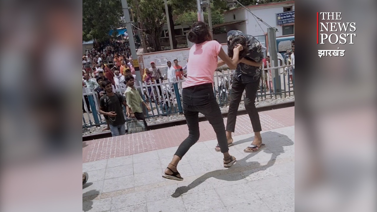 एक रोड रोमियो को सरे आम कैसे एक लड़की ने कूटा जमकर,  नहीं देखा तो देखिये वायरल वीडियो