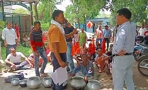 चाईबासा: पेयजल की लचर व्यवस्था से ग्रामीण परेशान, खाली बर्तनों के साथ उतरे सड़क पर