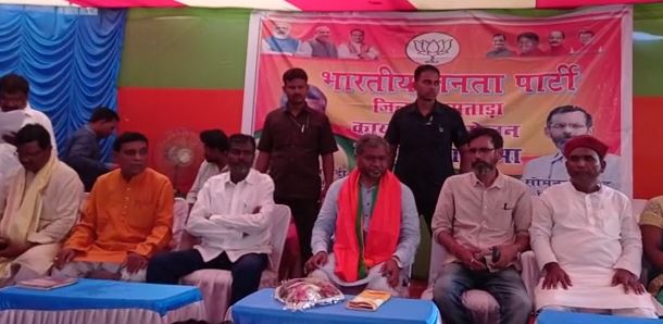 पीएम के कार्यक्रम की तैयारी में लगे बाबूलाल मरांडी, घूम-घूम कर लोगों को दे रहे हैं न्योता