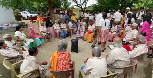 डिनोबिलि स्कूल के छात्रों ने वृद्धाश्रम का किया भ्रमण, बुजुर्गों से लिया आशीर्वाद