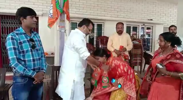 पीएम दौरे से पहले  बाबानगरी में भाजपा का खेला,  राजद के पूर्व मंत्री की बहू और झामुमो नेत्री को पार्टी में कराया शामिल