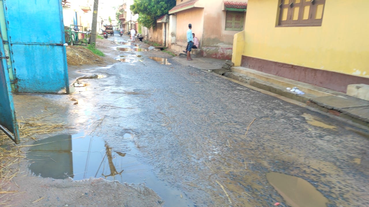स्वास्थ्य मंत्री के निर्देश के बाद भी नहीं सुधरी सड़क की हालत,  पेपर ब्लॉक बिछाने की मांग