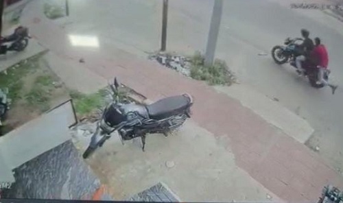 मोबाइल से भरे बैग लेकर बाइक सवार दो युवक हुए फरार, सीसीटीवी में घटना कैद