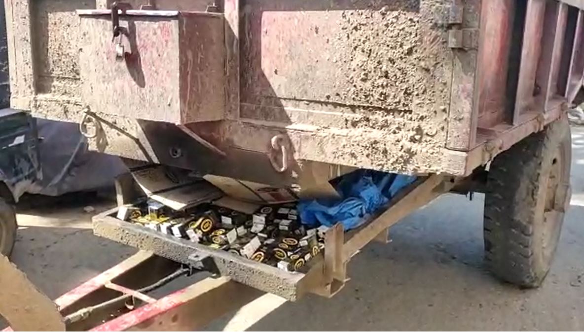 ट्रैक्टर की ट्रॉली के नीचे तहखाना बनाकर यूपी से लायी जा रही थी शराब, तस्कर गिरफ्तार  