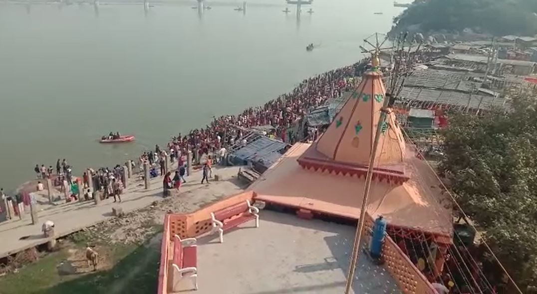 सुल्तानगंज के अजगैबीनाथ धाम से गंगा जल लेकर कांवरियों का जत्था बाबाधाम के लिए रवाना