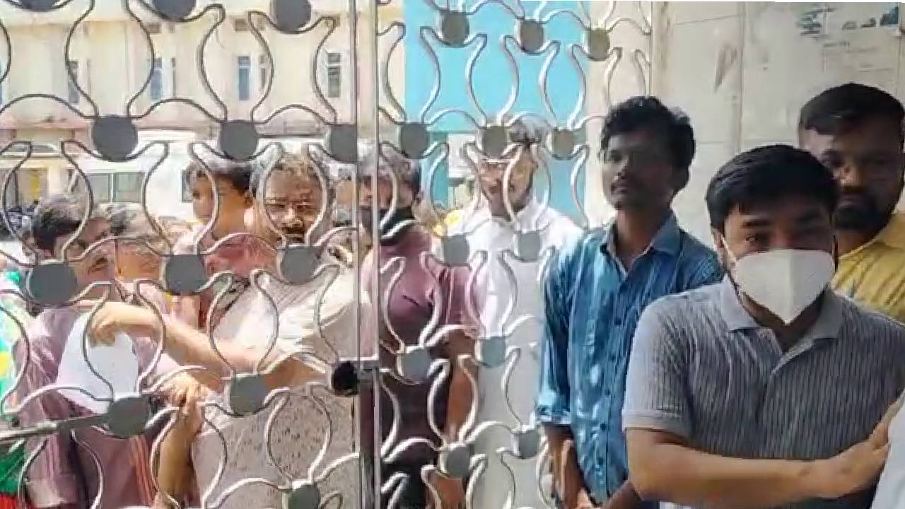 हड़ताल पर बैठे एमजीएम अस्पताल के डॉक्टर्स, कई महिनों से वेतन नहीं मिलने से है नाराज