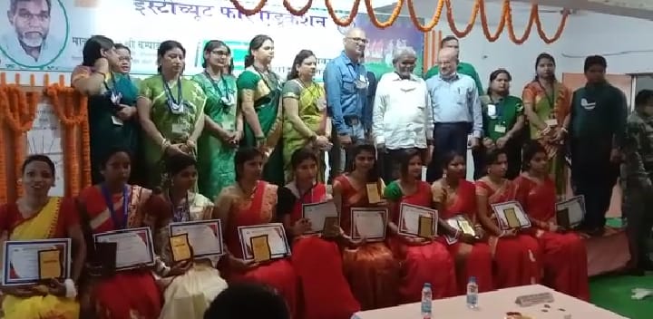 बीएड कॉलेज के पास आउट छात्रों को मंत्री ने किया सम्मानित,कहा- शिक्षा के बिना झारखंड का विकास संभव नहीं