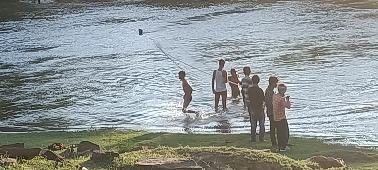 कर्मनाशा नदी का अचानक जलस्तर बढ़ने से दर्जनों लोग फंसे, फिर पुलिस ने कैसे बचाई सभी की जान, पढ़िए खबर में