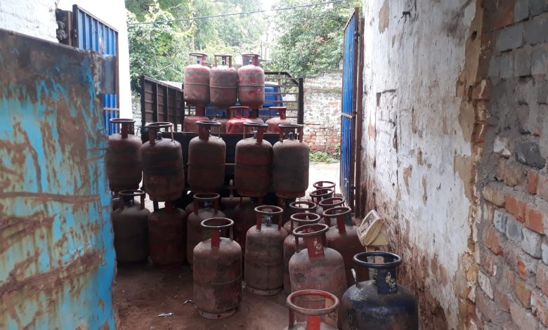JAMSHEDPUR: शहर में बेखौफ चल रहा गैस रिफिलिंग का अवैध कारोबार, कई घरेलू और व्यवसायिक सिलेंडर जब्त 