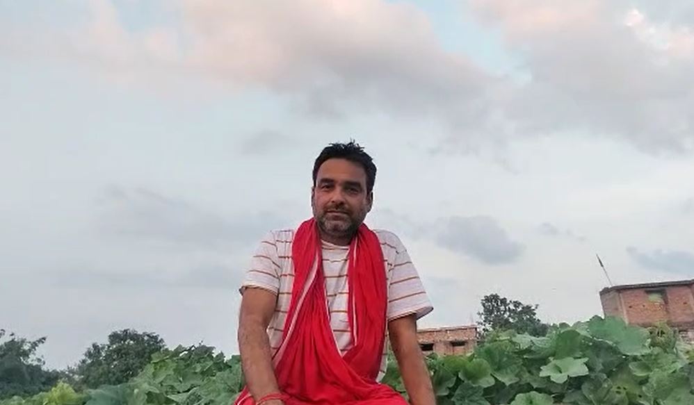 छुट्टियां मनाने पंकज त्रिपाठी पहुंचे अपने पैतृक गांव, लिट्टी चोखा का उठाया आनंद 