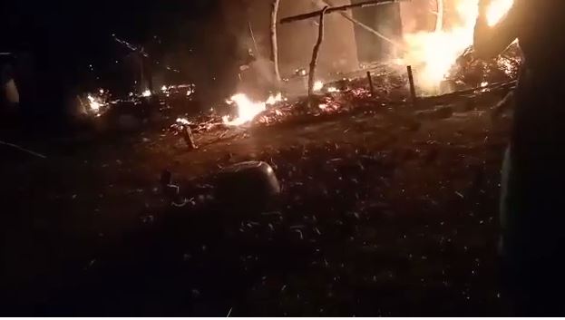 जमीन विवाद में पहले चाकू मार किया घायल, फिर घर में लगाई आग, सबकुछ हुआ खाक   