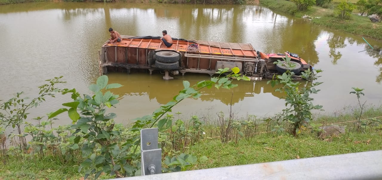 SIMDEGA: चालक को आई झपकी और अनियंत्रित होकर ट्रक तालाब में जा गिरा