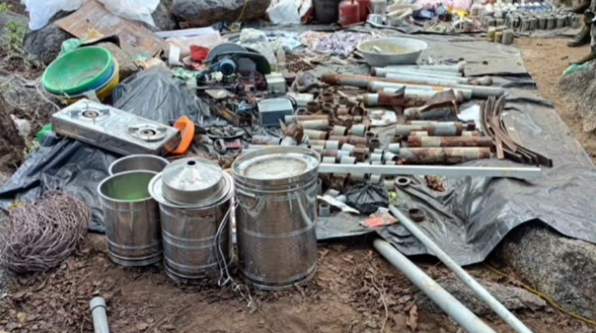 आईईडी बम सहित हथियारों का इतना बड़ा ज़ख़ीरा रखकर आखिर क्या करना चाहते थे नक्सली, पढ़िये 