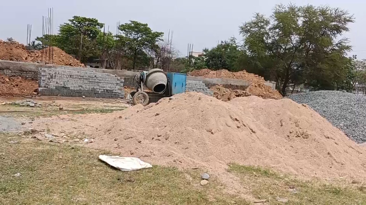 धनबाद में बेधड़क बालू से तेल निकाल रहे हैं तस्कर, जानिए मामला