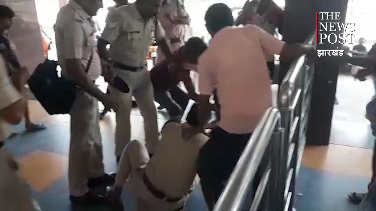 कटिहार पुलिस ने रेलवे स्टेशन पर भिखारी की जमकर की पिटाई