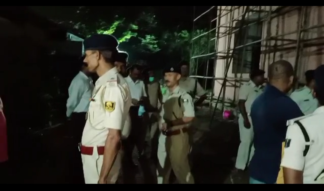 विकास भवन स्थित माध्यमिक शिक्षा उपनिदेशक के कार्यालय में लगी आग , मची अफरा-तफरी