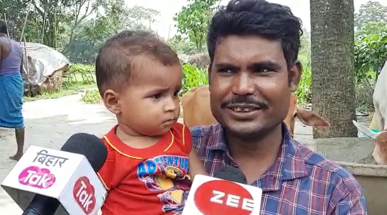 एक साल के बच्चे ने दांत से सांप को काटकर किया कई टुकड़ें, जानिए फिर क्या हुआ 