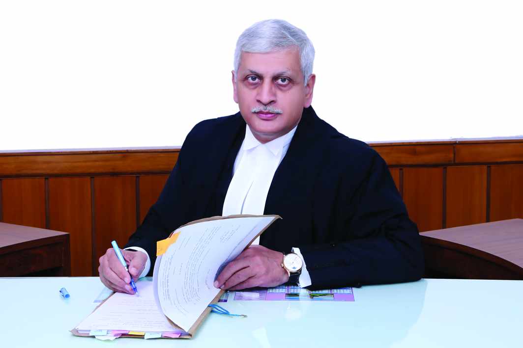 जस्टिस ललित ने कोर्ट की कार्यवाही सुबह 9 बजे से करने की पैरवी की, कहा – जब बच्चे 7 बजे स्कूल जा सकते हैं, तो हम 9 बजे क्यों नहीं आ सकते  