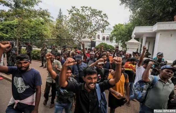 राष्ट्रपति के इस्तीफे के बाद श्रीलंका में जश्न, जमकर हुई आतिशबाजी