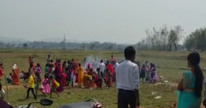 सोना सोबरन योजना पर भी गिद्ध नजर, डकार गए लगभग 160 पीस धोती साड़ी और लुंगी- सभी बरामद