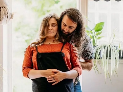 Hug करने का लेता है 7 हजार रूपए प्रति घंटा, लगती है लंबी कतारे, पढ़िए क्या है पूरा मामला