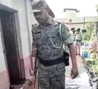 धनबाद: आबकारी और पुलिस की टीम ने पांच शराब फैक्ट्री को किया नष्ट, कारोबारी भागे  