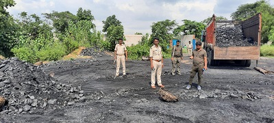 पुलिस ने छापेमारी कर एक ट्रक और 21 टन कोयला किया जब्त, सभी कर्मी भागे