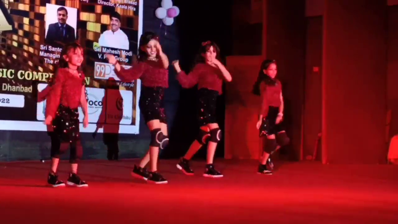 DHANBAD: बच्चों ने बांधा समां, बटोरी खूब तालियां