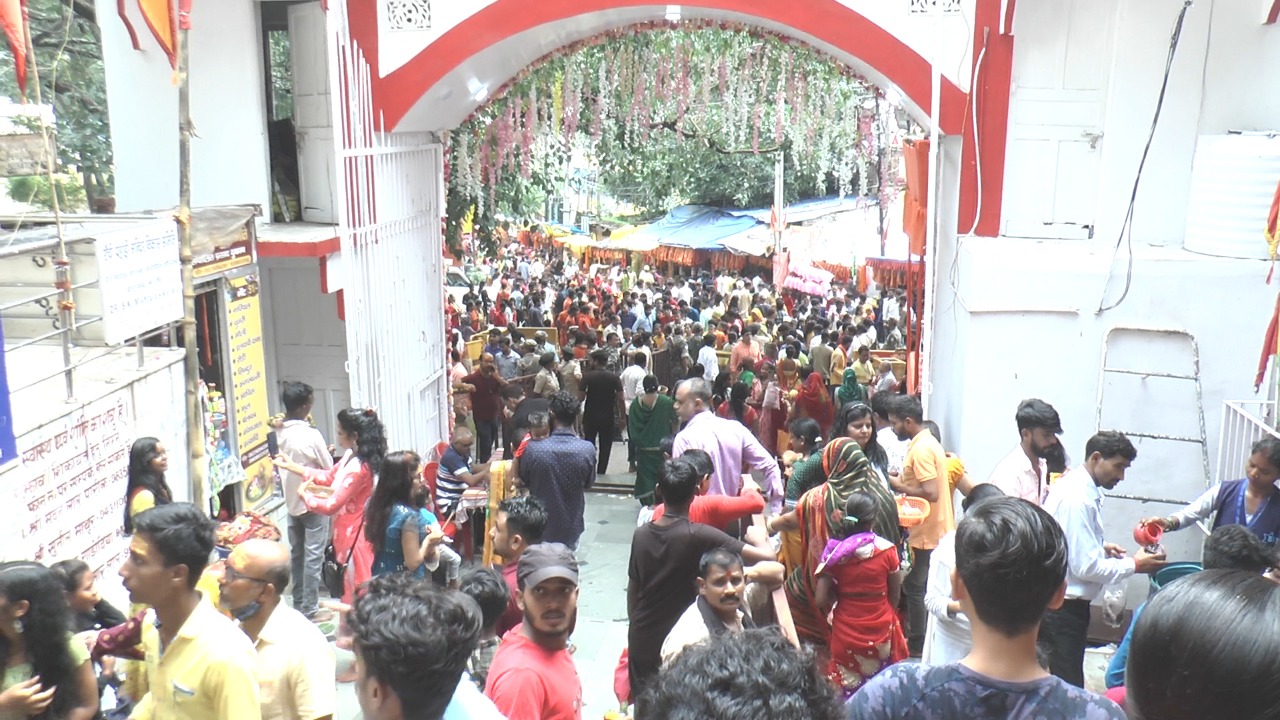 श्रावण सोमवारी का प्रथम अभिषेक! बोल-बम के जयकारों से गूजा रांची का प्रसिद्ध पहाड़ी मंदिर