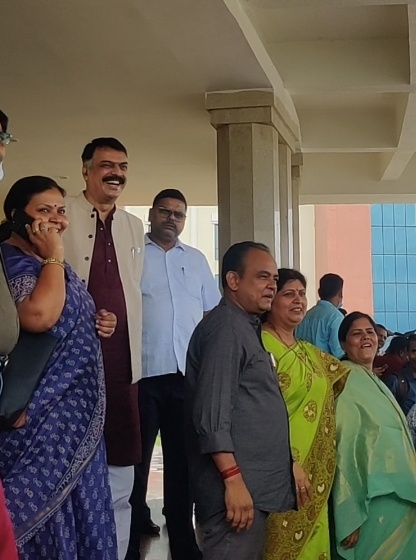 रजनीगंधा बस में सवार होकर एनडीए के वोटर पहुंचे विधानसभा, अंतिम मतदाता बने सरयू 