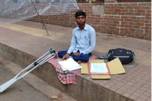 राजभवन के समक्ष 77 दिनों से धरनारत दुमका के दिव्यांग शिक्षक राजेश ने क्यों किया धरना खत्म, जानिये