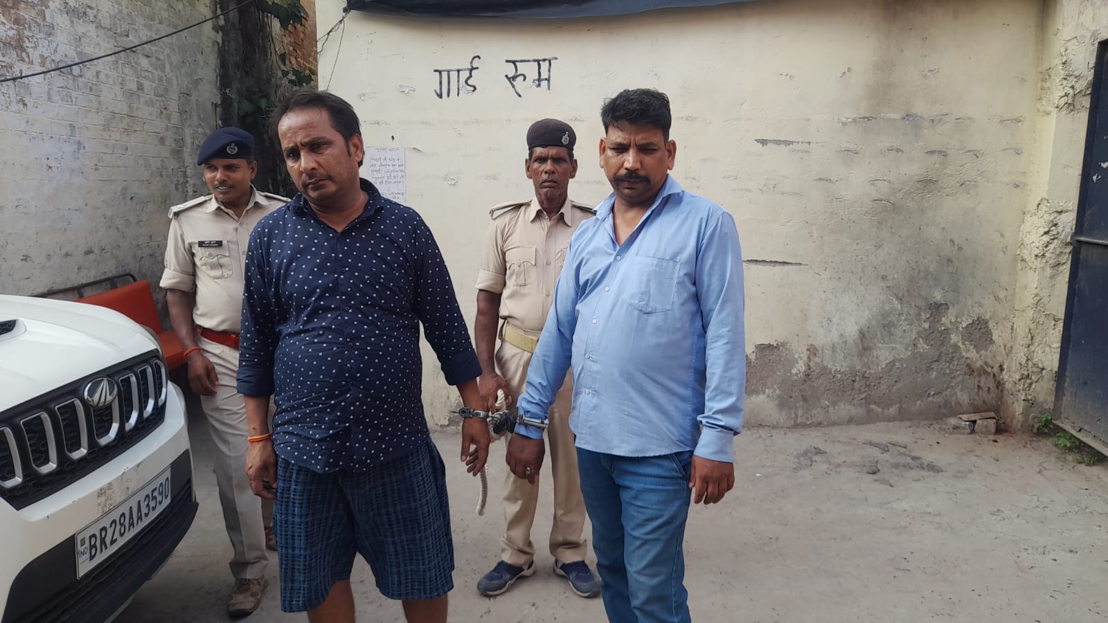 आयकर विभाग के सहायक आयुक्त निकले शराब तस्कर, दिल्ली से बिहार ला रहे थे शराब