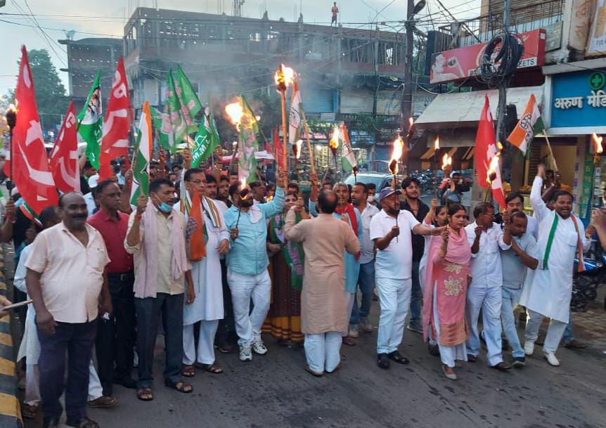 कृषि कानून के विरोध में भारत बंद कल, विपक्षी दलों ने निकाला मशाल जुलूस