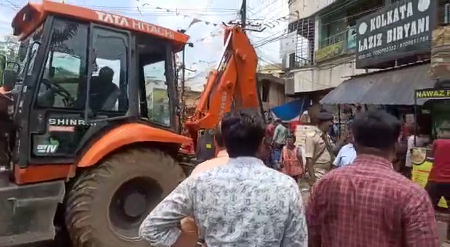 JAMSHEDPUR: नगर निगम ने चलाया अतिक्रमण हटाओ अभियान, दुकानदारों को दी गई हिदायत