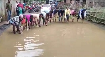 जब जलथल हो गई सड़क तो करने लगे धनरोपनी, जानिये कहां का है मामला