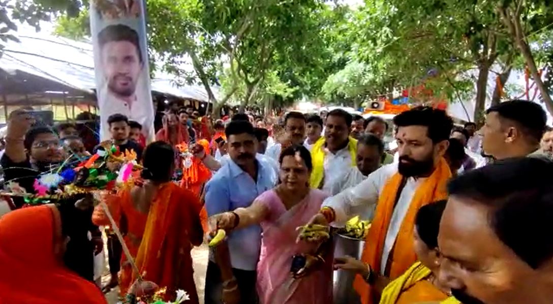  कांवरिया के बीच पहुंचे चिराग पासवान, बांटा  ठंडा शर्बत और फल