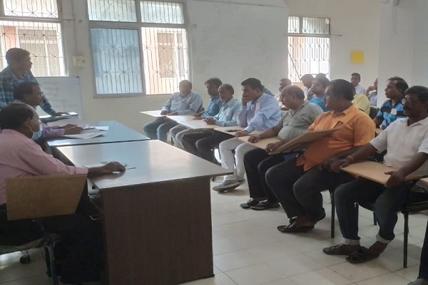 CHAIBASA: अस्पताल परिसर के दुकानदारों से बकाया भाड़ा जमा करने का निर्देश सिविल सर्जन ने दिया