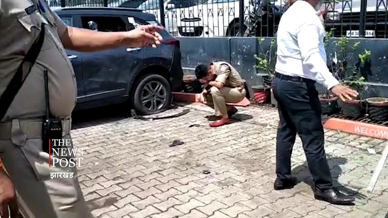 BIG BREAKING:धनबाद के बरवाअड्डा में शोरूम पर बम से हमला, पुलिस मौके पर पहुंची