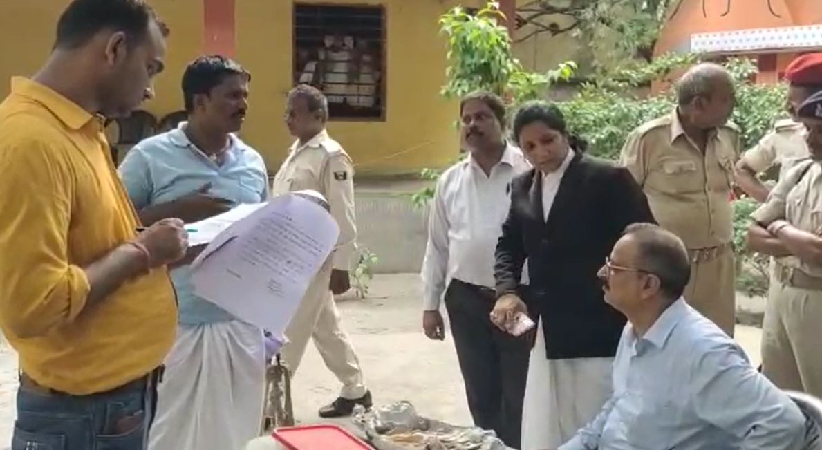 BEGUSARA: जेल के खाने से कैदी परेशान, रोटी लेकर पहुंचा कोर्ट 