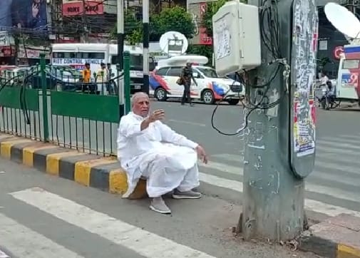 किसान बिल के विरोध प्रदर्शन करने के दौरान अचानक सड़क पर क्यों बैठ गए जगदानंद बाबू ,पढ़ें पूरी खबर