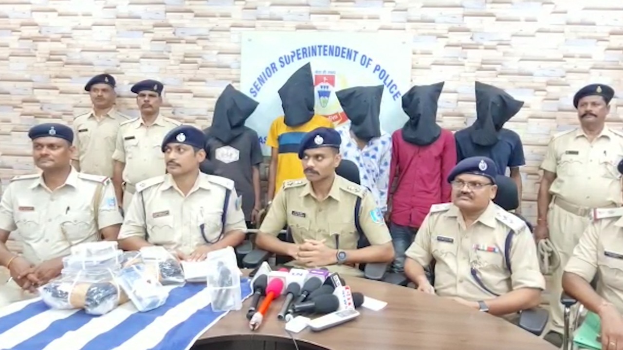 लूट की घटना का खुलासा, पांच गिरफ्तार, पैसे और नकली पिस्टल बरामद