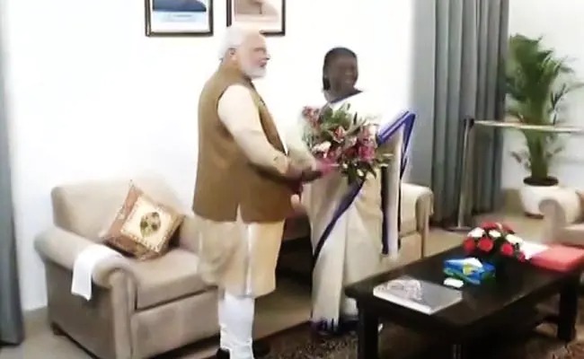 शानदार जीत के बाद द्रौपदी मुर्मू से मिलने पहुंचे प्रधानमंत्री मोदी, दी बधाई