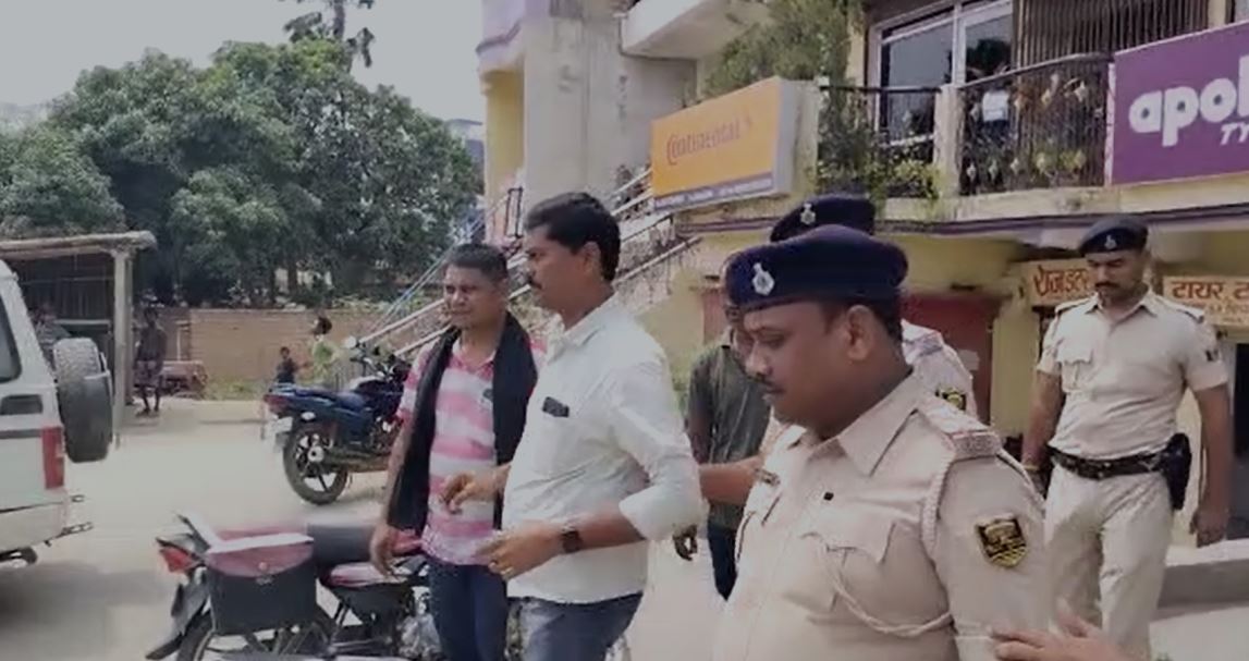 होटल में चल रहा था जिस्मफरोशी का धंधा ,संचालक सहित आठ लड़का लड़की धराए 