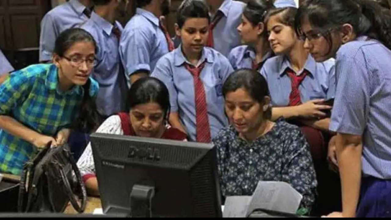 CBSE RESULT: 10वीं और 12 वीं दोनों में लड़कियों ने मारी बाजी, तान्या सिंह को मिले पूरे अंक   