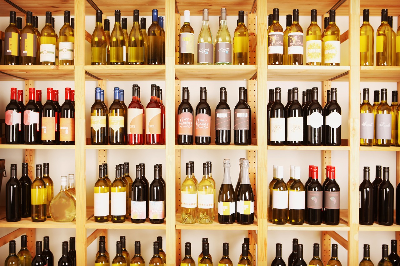 पटना में शराब कारोबारी और डिलीवरी बॉय सहित सात गिरफ्तार, भारी मात्रा में देसी-विदेशी शराब जब्त 